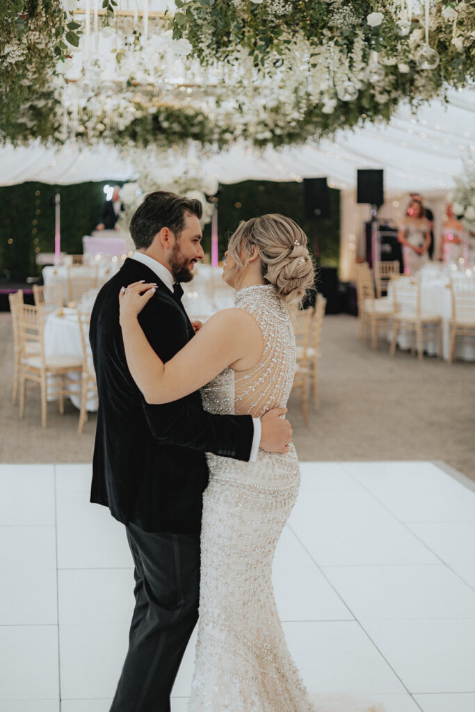 newlyweds dancing 